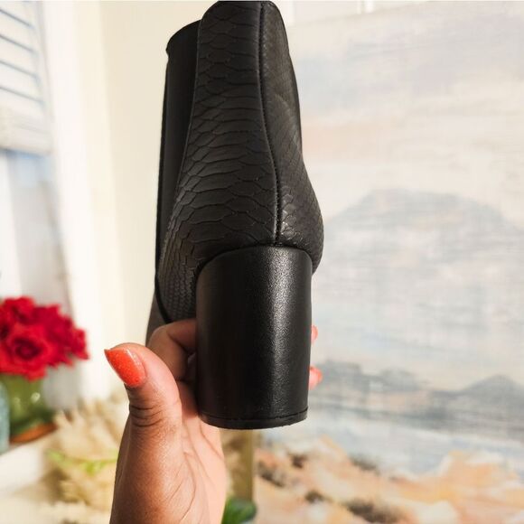 Qupid Snakeskin Print Elastic Side Ankle Booties - Size 8.5 - Picture 3 of 15